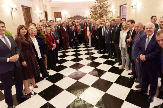 Πολιτικό «μασάζ» στους βουλευτές, σε εορταστικό πάντα κλίμα, στο Μαξίμου μετά την ψήφιση του προϋπολογισμού